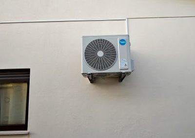 Aparelho de ar condicionado no exterior de uma casa, instalado pela empresa MS Clima