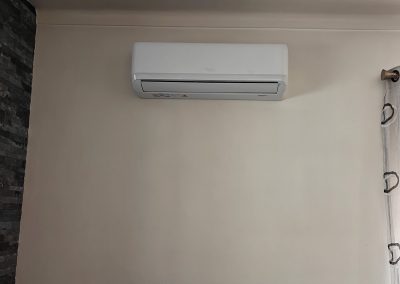 Aparelho de ar condicionado no interior de uma casa, instalado pela empresa MS Clima